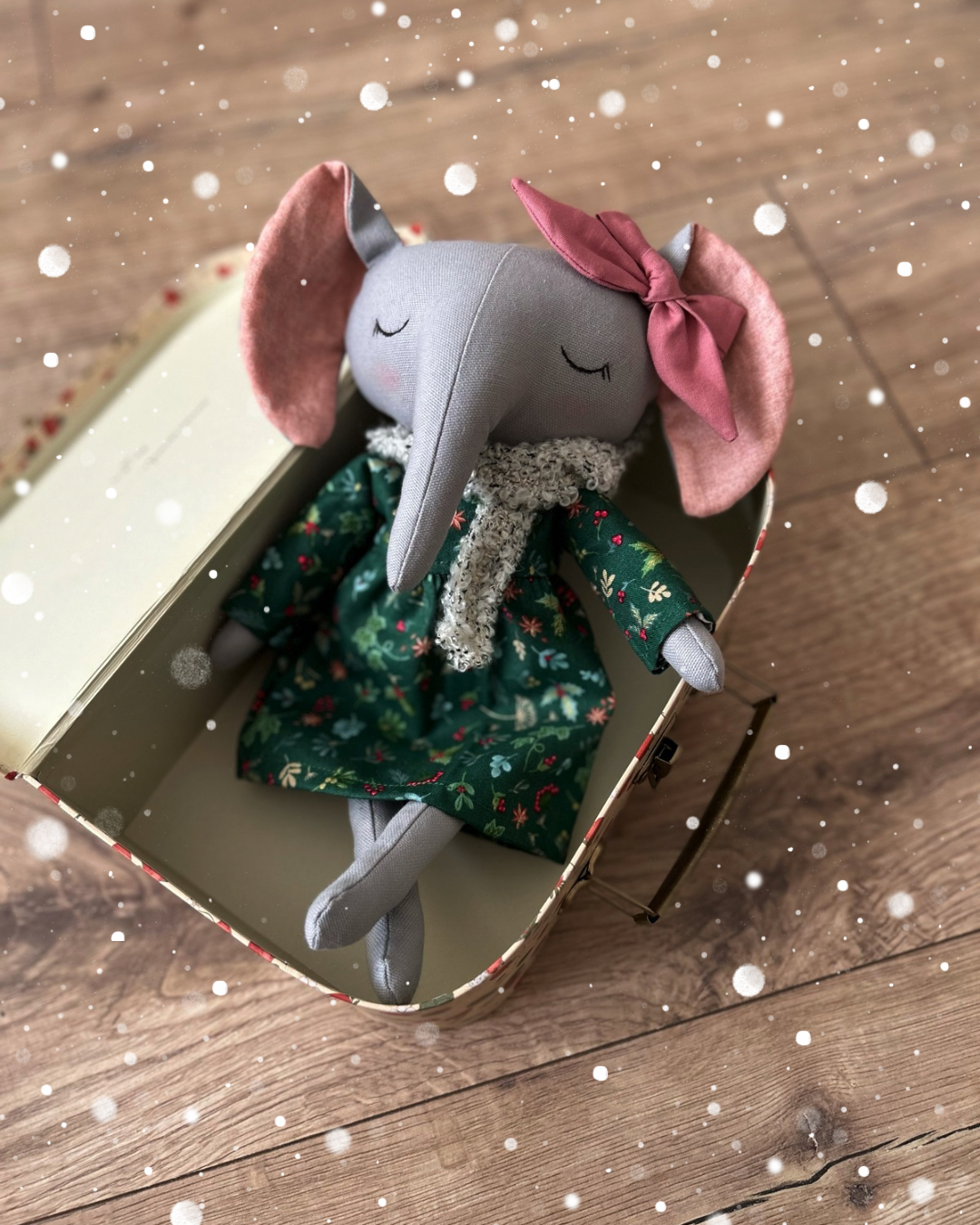 Zöld ruhás elefánt