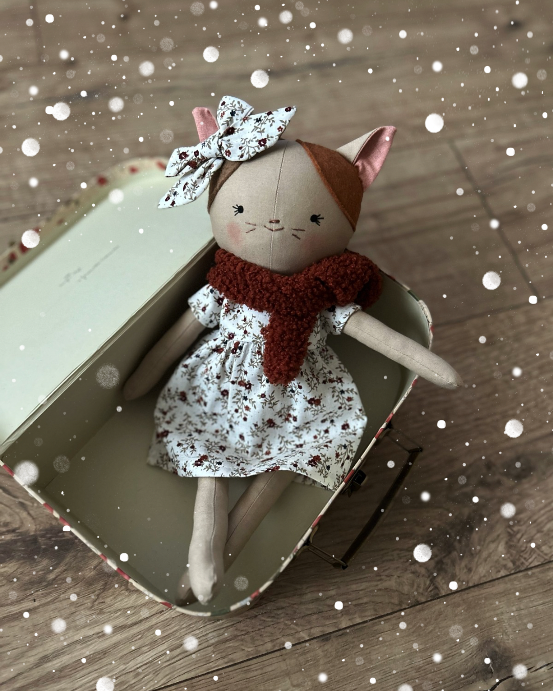 Virágos ruhás cica