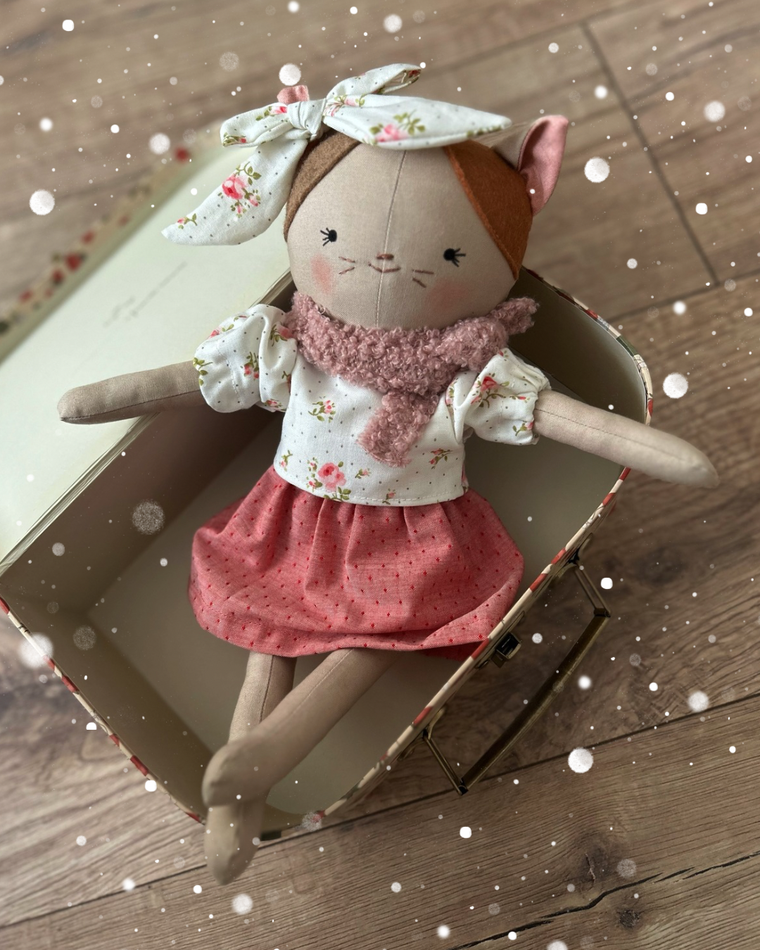 Rózsaszín ruhás cica